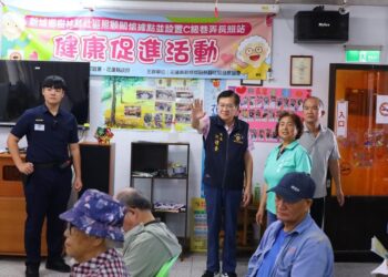 新城鄉長何禮臺親至全鄉振興券發放處 加強領券效率並盡力讓鄉親坐著排隊免曬太陽