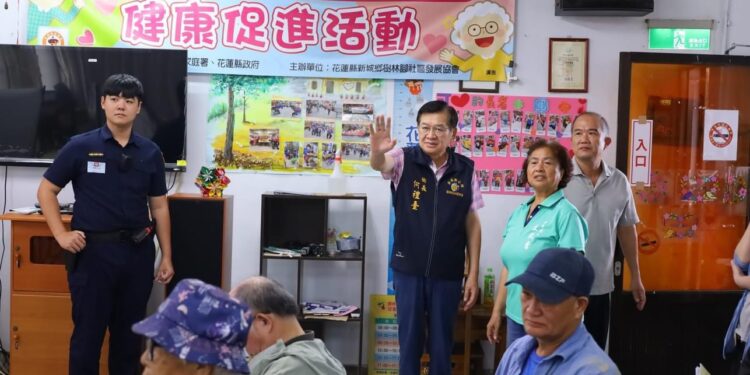 新城鄉長何禮臺親至全鄉振興券發放處 加強領券效率並盡力讓鄉親坐著排隊免曬太陽