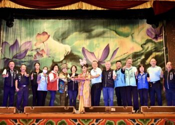 明華園日字團丈人變子婿幽默登場   1.5千名觀眾大里同樂