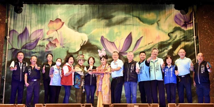 明華園日字團丈人變子婿幽默登場 1.5千名觀眾大里同樂 明華園日字團丈人變子婿幽默登場 1.5千名觀眾大里同樂