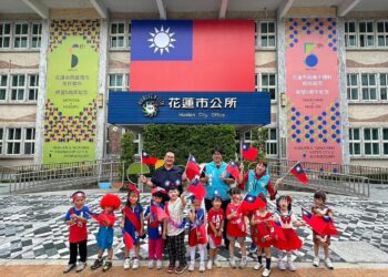 歡慶雙十及姊妹市締結周年 花蓮市公所掛巨幅國旗吸睛