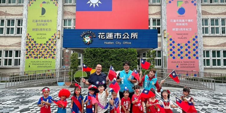 歡慶雙十及姊妹市締結周年 花蓮市公所掛巨幅國旗吸睛