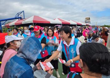 祝中華民國生日快樂》游淑貞陪同百歲人瑞萬名鄉親升旗唱國歌 萬張產業消費券創意帶動百萬餘促銷循環