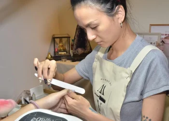 第四屆馬來西亞榮耀杯國際美業菁英賽》花蓮美甲師Mia表現卓越 勇奪多項大獎