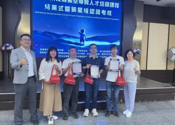 縣府提升星空之旅服務 首批銅星級星空導覽人員授證