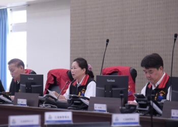 總統賴清德視察中央災害應變中心 強調防颱工作不可忽視並六度質問徐榛蔚撤村人數…總統搞錯了！縣府：花蓮應撤離3000多人無誤