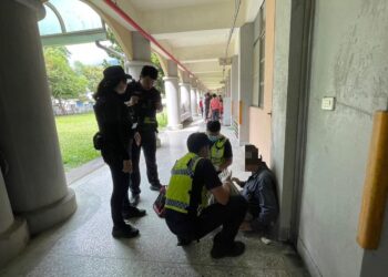 老翁領「卷」體力不支倒地 鳳警即刻協助救護