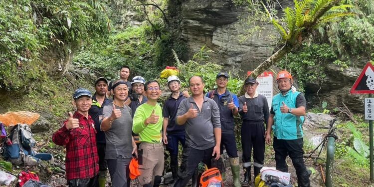 花蓮縣消防局成功救援受困登山隊伍