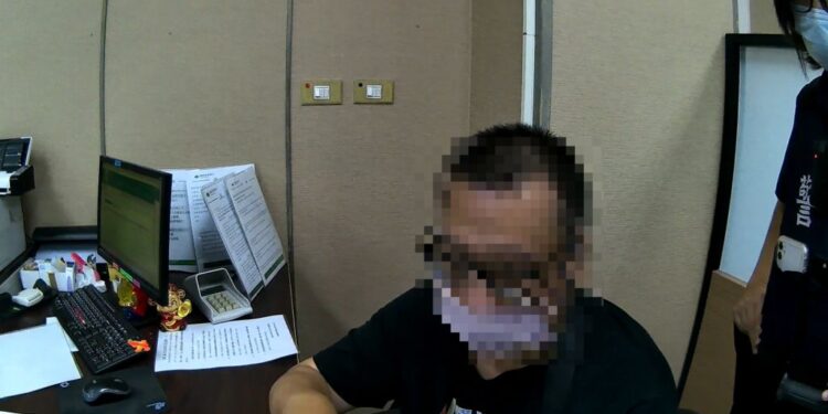 菜鳥女警發現端倪立大功 耐心勸說助男子保住250萬 菜鳥女警發現端倪立大功 耐心勸說助男子保住250萬