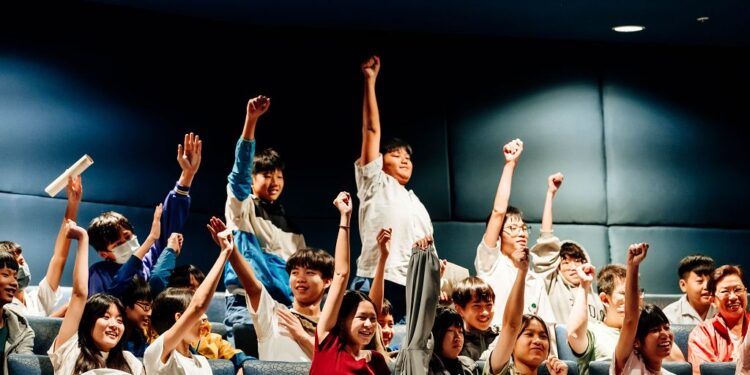 路上紅包不能撿，那玉鐲  歌劇院攜手學子認識傳統京劇