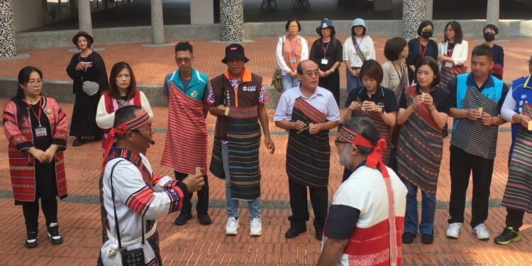 鎮館之寶齊亮相  貝珠衣盛裝重現纖博館