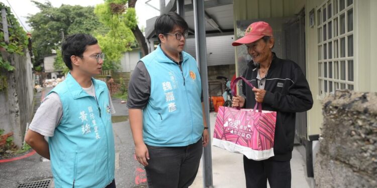 颱風天心繫獨老 魏嘉彥親送物資問暖 颱風天心繫獨老 魏嘉彥親送物資問暖