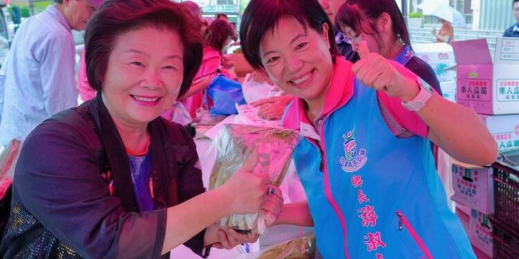 颱風重創交通游淑貞親上火線賣菜行銷 張德奇感謝鄉親力挺2500份狂掃完售
