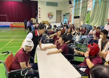 黎明教養院服務使用者好開心 秋季親子活動縣長現身熱情互動