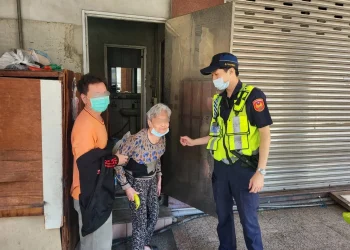 八旬老嫗外出迷途 暖警護送返家團圓