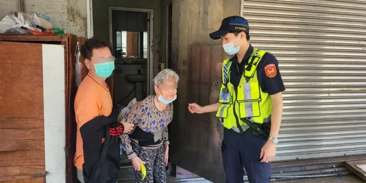 八旬老嫗外出迷途 暖警護送返家團圓 八旬老嫗外出迷途 暖警護送返家團圓