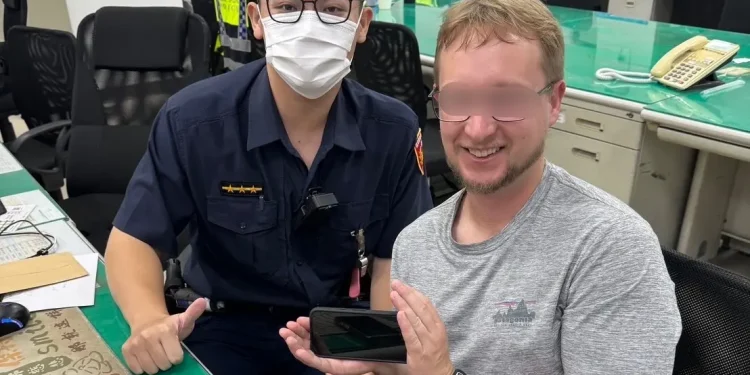 臺灣最美風警   手機不慎遺落計程車中警火速尋回
