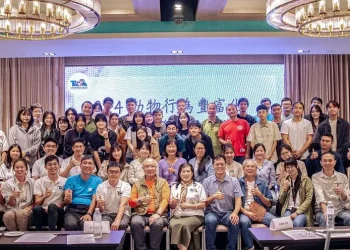 TAZA動物行為豐富化比賽 一點也不廢 動物玩豐了 老虎大玩不倒翁擴香石、綠蠵龜水中三明治