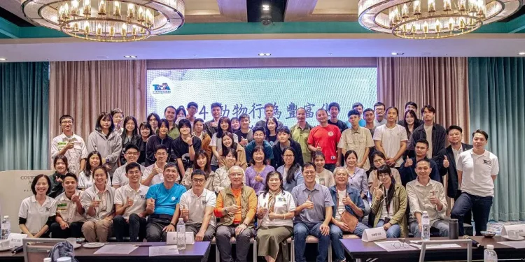 TAZA動物行為豐富化比賽 一點也不廢 動物玩豐了 老虎大玩不倒翁擴香石、綠蠵龜水中三明治