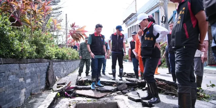 康芮颱風造成花蓮多處災損 徐榛蔚視察縣內受災狀況 全力恢復秩序並協助受災戶度過難關 康芮颱風造成花蓮多處災損 徐榛蔚視察縣內受災狀況 全力恢復秩序並協助受災戶度過難關