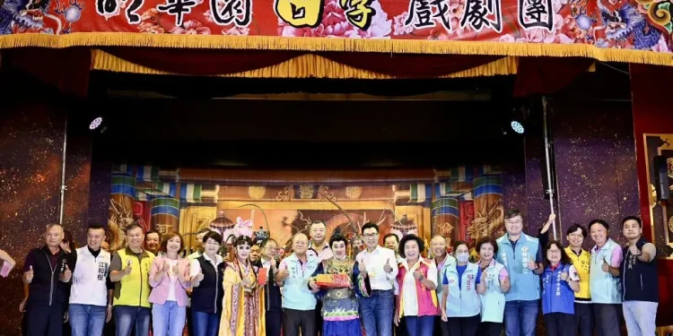 明華園演繹經典不敗律政劇 包青天辦案吸引千名觀眾入戲 明華園演繹經典不敗律政劇 包青天辦案吸引千名觀眾入戲