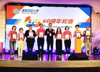 嶺東科大創校一甲子 傑出校友贈銅雕植柏樹慶賀