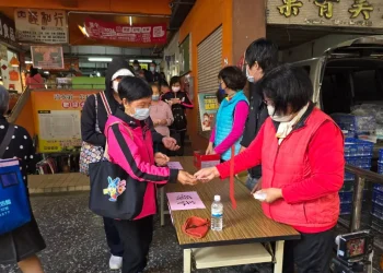 警宣導行人交通安全微型電動二輪車掛牌 市場發放領物調卷民眾排長龍50分鐘領光