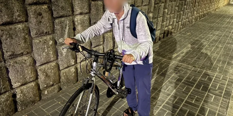 深夜滿頭汗牽著卡打車 警查出失蹤人口助返家