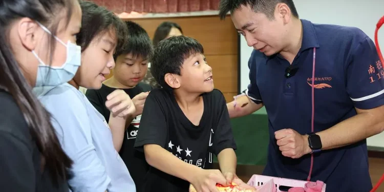 水里消防校園宣導止血 救護教官解說教導 水里消防校園宣導止血 救護教官解說教導