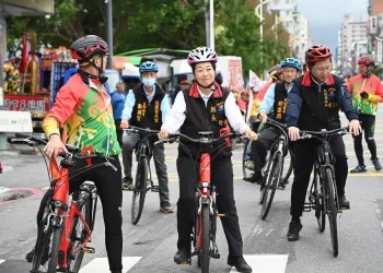 關聖帝君鐵馬巡境 徐榛蔚與百名車友一同騎車 為環島隊伍加油打氣