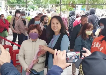 捐發票兌換北區國稅局2025年水果月曆活動吸引民眾一早排隊領取 活動圓滿結束