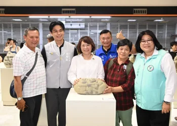 鄭育興石猴雕刻二度獲首獎   成為嘉市第七位新猴王