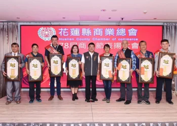 花蓮縣商人節78屆大會 施勝郎加碼2000元鴻運紅包感謝商業先進