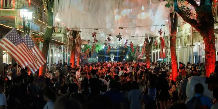 六福村萬聖慶典倒數最後四天 把握最後搞怪變裝機會 墓碑鎮最夯人氣鬼娃RENEE限定周邊一次蒐集帶回家 六福村萬聖慶典倒數最後四天 把握最後搞怪變裝機會 墓碑鎮最夯人氣鬼娃RENEE限定周邊一次蒐集帶回家