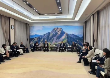 傅崐萁總召與卓榮泰院長簽署歷史性決議 改善民生福祉