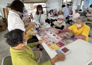 故宮南院攜手嘉義長庚開發織品牌卡  以藝術療癒失智患者