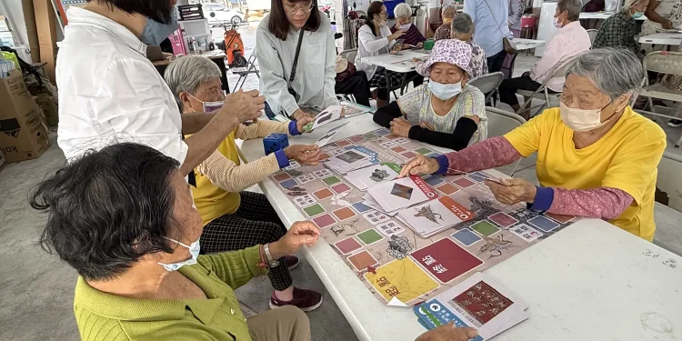 故宮南院攜手嘉義長庚開發織品牌卡  以藝術療癒失智患者