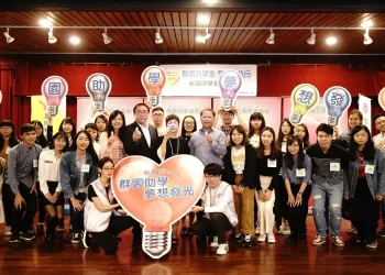 群園事業機構助學12年 協助超過4千位大專生 群園助學金陪伴並幫助學子 勵志故事篇篇感人