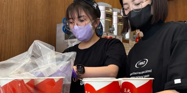 萬波島嶼紅茶花蓮中華店試營運 青年徐品蓁圓夢創業 感恩父愛勇敢前行