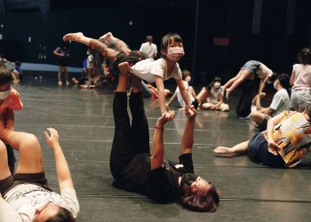 草地上的美術課開課了  臺中市立美術館邀民眾戶外體驗藝術