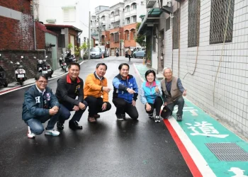 游淑貞打通28年不通道路 致送屆齡老鄰長退休禮物
