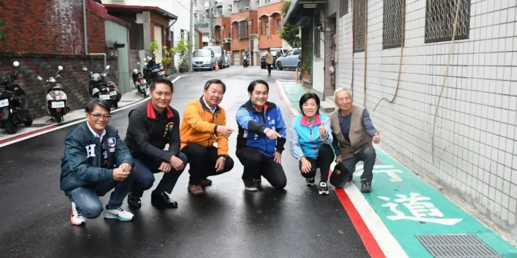 游淑貞打通28年不通道路 致送屆齡老鄰長退休禮物 游淑貞打通28年不通道路 致送屆齡老鄰長退休禮物