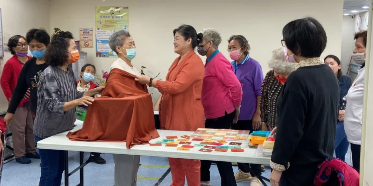 您的文物百寶箱已送達 館舍百寶箱首次走入社區與長者同樂 您的文物百寶箱已送達 館舍百寶箱首次走入社區與長者同樂