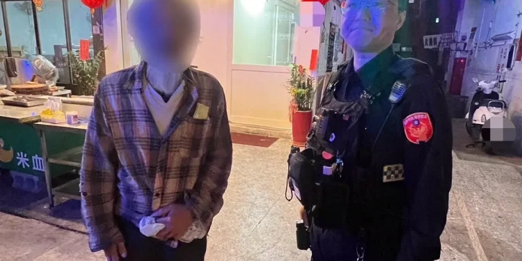 警員溫馨助迷路老翁 重拾記憶順利返家 警員溫馨助迷路老翁 重拾記憶順利返家