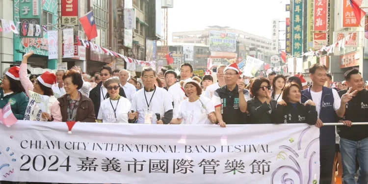 嘉市管樂踩街登場 富邦悍將應援嗨翻全場 嘉市管樂踩街登場 富邦悍將應援嗨翻全場