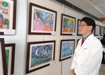 「小陽光」畫展嘉基天橋揭幕　傳遞勇氣和希望