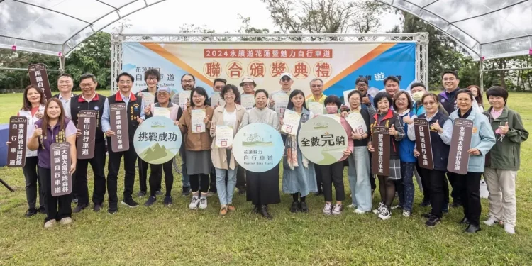 騎單車送電輔車、住宿送豪車 花蓮縣政府頒發多項大獎 騎單車送電輔車、住宿送豪車 花蓮縣政府頒發多項大獎