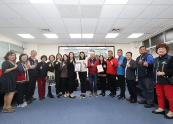 宏致電子慨捐行動圖書車 嘉惠原鄉學子