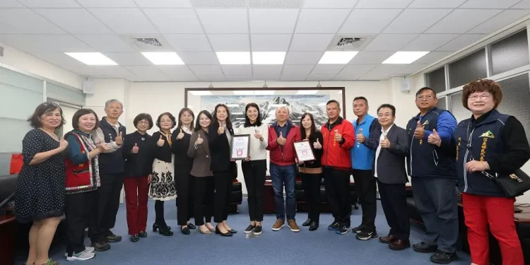 宏致電子慨捐行動圖書車 嘉惠原鄉學子 宏致電子慨捐行動圖書車 嘉惠原鄉學子