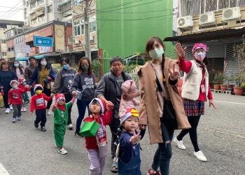 親子同心造歡樂 民雄聖誕踩街溫馨登場